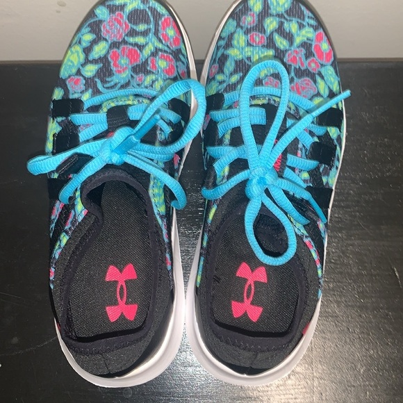 Black Floral Under Armour Infinity 3 Tennis Size 4 - Picture 9 of 10